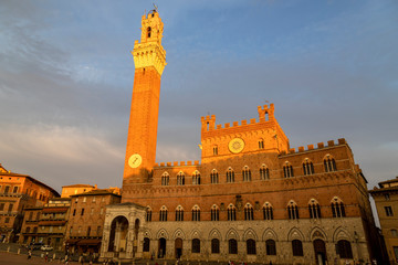Obraz premium Palazzo Pubblico and the Torre del Mangia of Siena