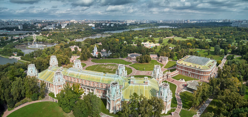Obraz premium Grand palace of queen Catherine the Great in Tsaritsyno. Historical park Tsaritsyno is a landmark of Moscow. Aerial view