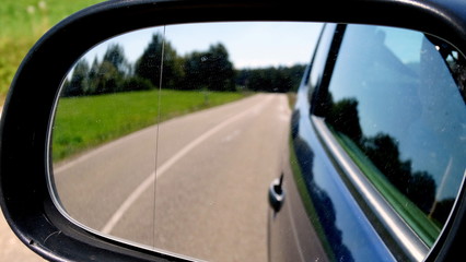 Fototapeta na wymiar Straßenaufnahme mit Autospiegel