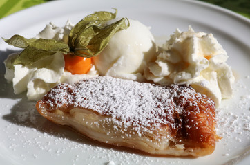 Apfelstrudel mit Vanilleeins, Sahne, Physalis und Puderzucker