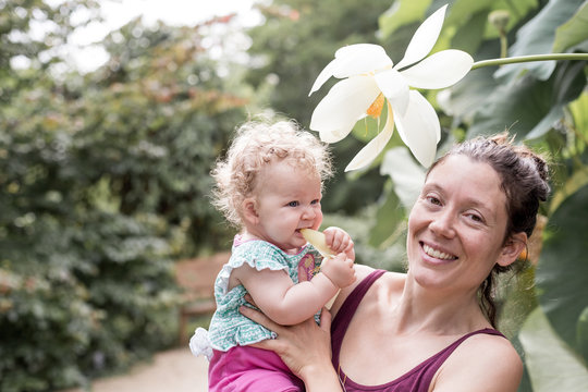 M&egrave;re et fille mange une fleure