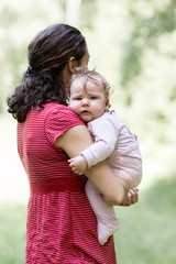 Bébé dans les bras de sa mère