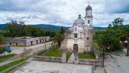 Iglesia mexicana del año 1700 en Guadalcazar