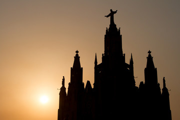 Fototapeta premium silhouette Temple del Sagrat Cor de Jesus in sunset