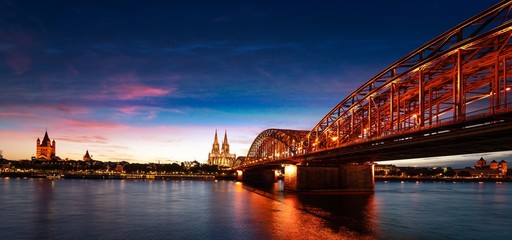 Fototapeta premium Köln am Rhein mit Dom und Hohenzollernbrücke
