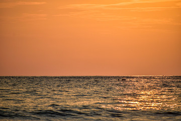 Obraz premium atardecer en el oceano en calma 