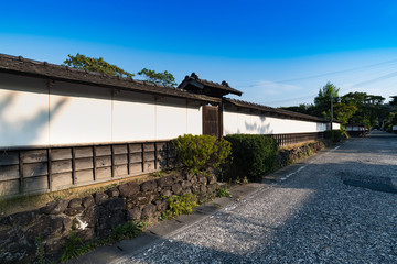 Obraz premium みやぎの明治村登米町の街中武家屋敷通り風景塀