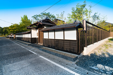 日本の城下町街中武家屋敷通り風景門と塀