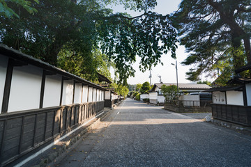 日本の城下町街中武家屋敷通り風景塀