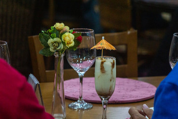 Drinks com enfeites de guarda-chuva em cima da mesa