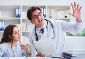 Obraz premium Pacjentka zgłaszająca się do lekarza na regularne wizyty kontrolne w hosp