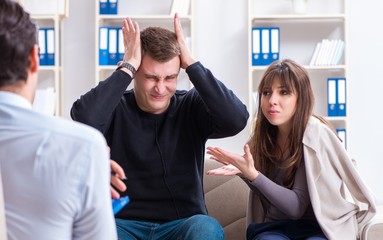 Obraz premium Family visiting psychologist for family problem