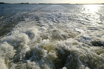 Aufgewühltes Wasser in der Elbe