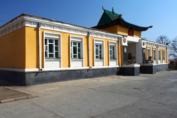 Fototapeta na wymiar Side building in Gandantegchinlen Monastery ( Gandan ), 