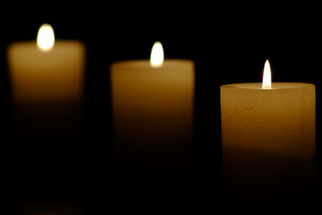 Kerzen brennen während einer Andacht