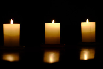 Drei Kerzen mit dunklem Hintergrund
