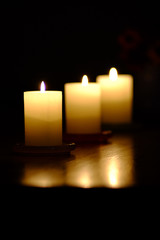 Drei Kerzen auf dem Tisch