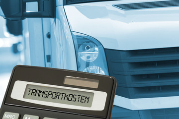 Ein Auto, Taschenrechner und die Transportkosten