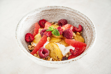 granola with banana and raspberries