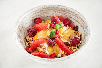 granola with banana and raspberries
