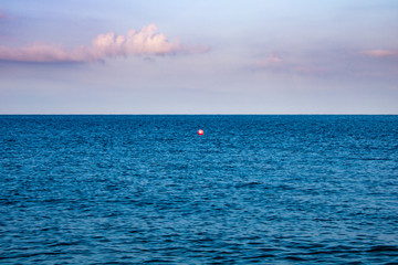 Море и облака в утренних лучах солнца
