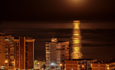 Noche de luna llena en Benidorm