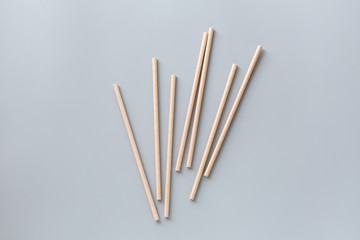 eco natural paper straws flat lay on gray background. sustainable lifestyle concept. zero waste, plastic free items. stop plastic pollution. Top view, overhead, template, Mockup.