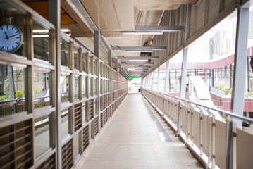 Fototapeta premium Korytarz łączy niebo pociągiem z centralną ladpra Bangkoku w Tajlandii