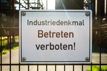 Schild Betreten verboten