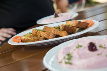 Gegrilltes Knoblauchbrot und Griechischer Taramosalata Tarama Salat als Vorspeise im Restaurant auf Holz Tisch
