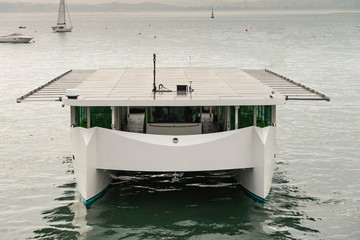 Fototapeta na wymiar barco solar o barco cero emisiones o barco propulsado por energía solar o cero emisiones de carbono o energía limpia