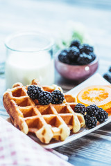 Petit déjeuner sain avec lait gaufre mûres du jardin et fruits confits