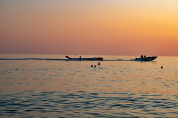Вечернее катание по морю на лодке и декоратиных надувных изделиях