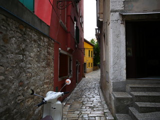 Rovinj, Kroatien: Roller in einer Gasse