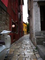 Rovinj, Kroatien: Ein Roller parkt in einer engen Gasse