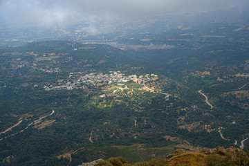 Blick vom Hügel Vrissinas auf das Dorf Chromastiri ob Rethymnon, Kreta, Griechenland