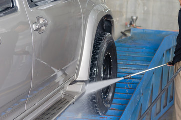 Cleaning the car with a high-pressure