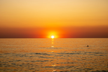 Закат солнца над Чёрным морем в посёлке ЛОО