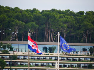 Kroatien: Seit 2013 ist das Land Mitglied der Europäischen Union - daher wehen die Flaggen nebeneinander