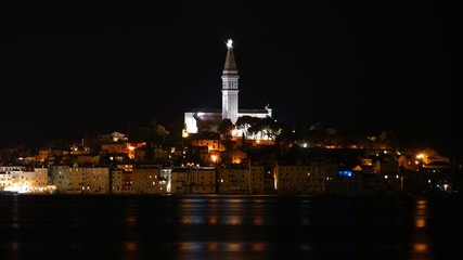 Fototapeta na wymiar Rovinj, Kroatien: Die bei Nacht bestrahlte Kirche der heiligen Euphemia sticht deutlich hervor