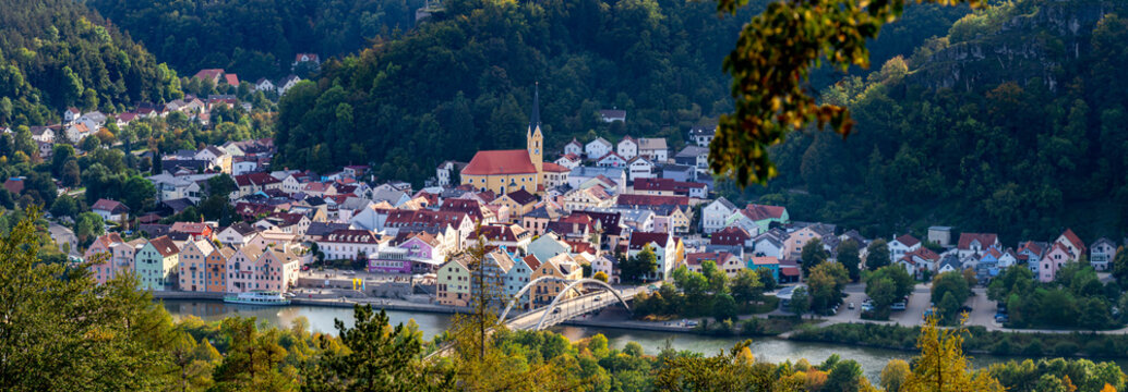 Riedenburg im Altm&uuml;hltal, Bayern Blick auf die Altstadt mit Fluss Altm&uuml;hl