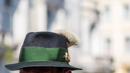 Hut mit Gamsbart-Mann in Tracht 