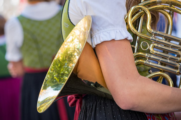 Musikantin mit Horn