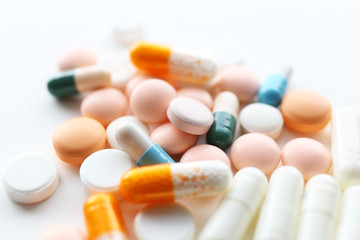 医療イメージ　たくさんの飲み薬