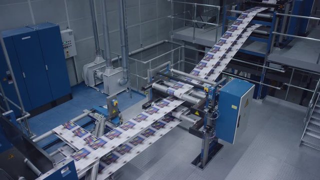 Langes Fliessband in Druckerei - Long flowing ribbon in a print house 4K ProRes Footage