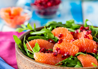 Dietetyczna salatka. Mieszanka sałat i owocow. Dietetyczna potrawa. Smaczne i zdrowe. Wegetrianska potrawa. Zdrowie na talerzu. Potrawa idealna na odchudzanie.