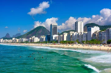Papier Peint photo Copacabana, Rio de Janeiro, Brésil Plage de Copacabana à Rio de Janeiro, Brésil. La plage de Copacabana est la plage la plus célèbre de Rio de Janeiro. Paysage urbain ensoleillé de Rio de Janeiro