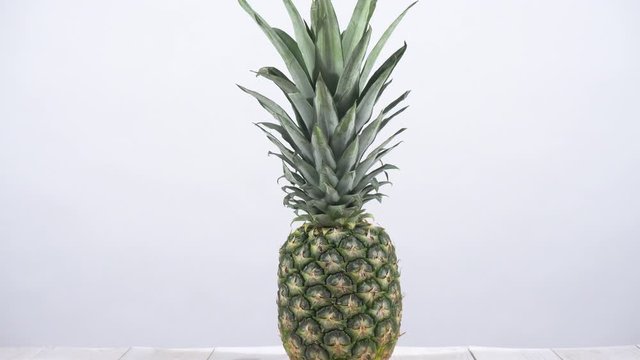 Pi&ntilde;a sobre fondo blanco