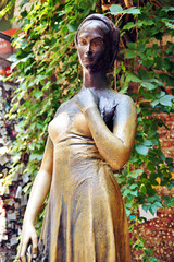 bronze Statue of Juliet Capulet in her house backyard. Courtyard of Juliet's house in Verona,...