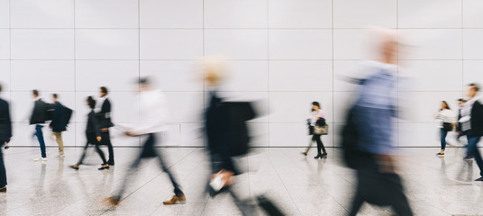 Anonyme Menschenmenge geht auf Messe